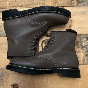 Dr. Martens Unisex 1460 Artimus Leather Lace Up Boot Dark Khaki EUC